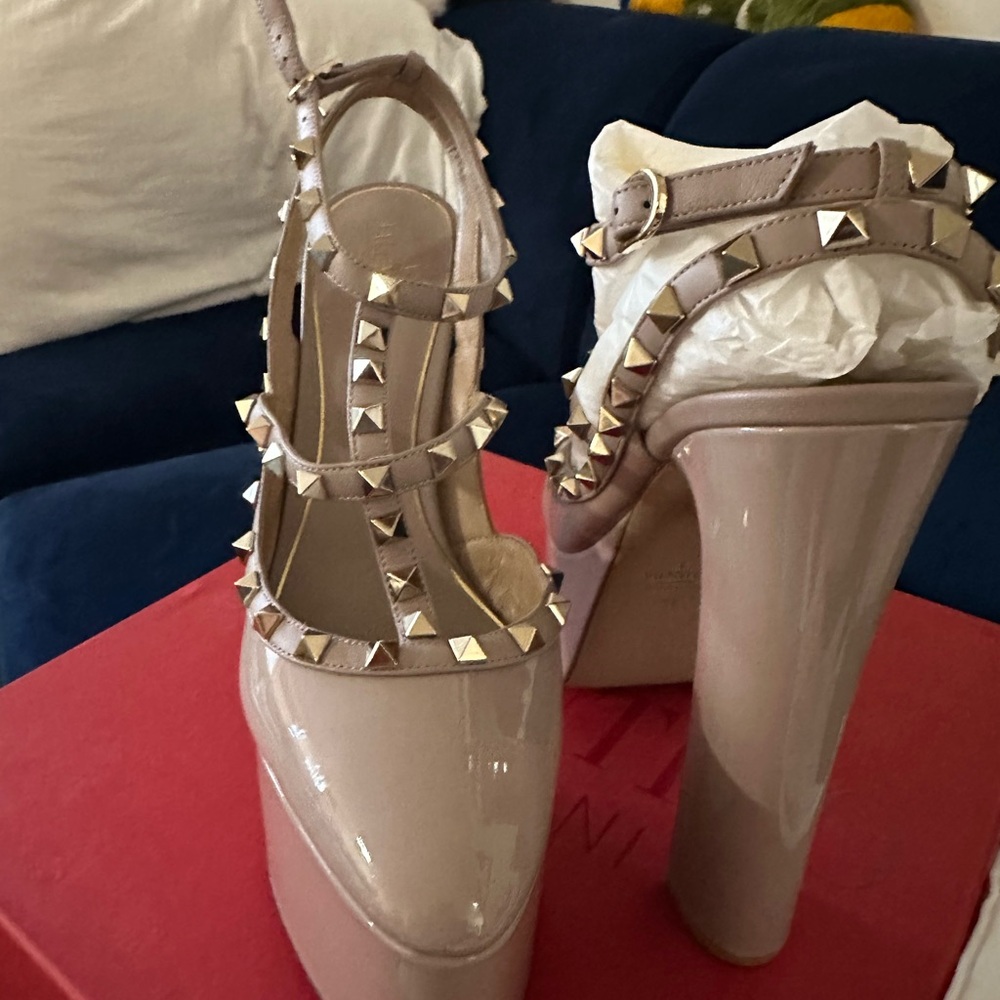 Valentino Garavani Patent Platform Sandal in Nude with Gold Studs - Picture 5 of 12